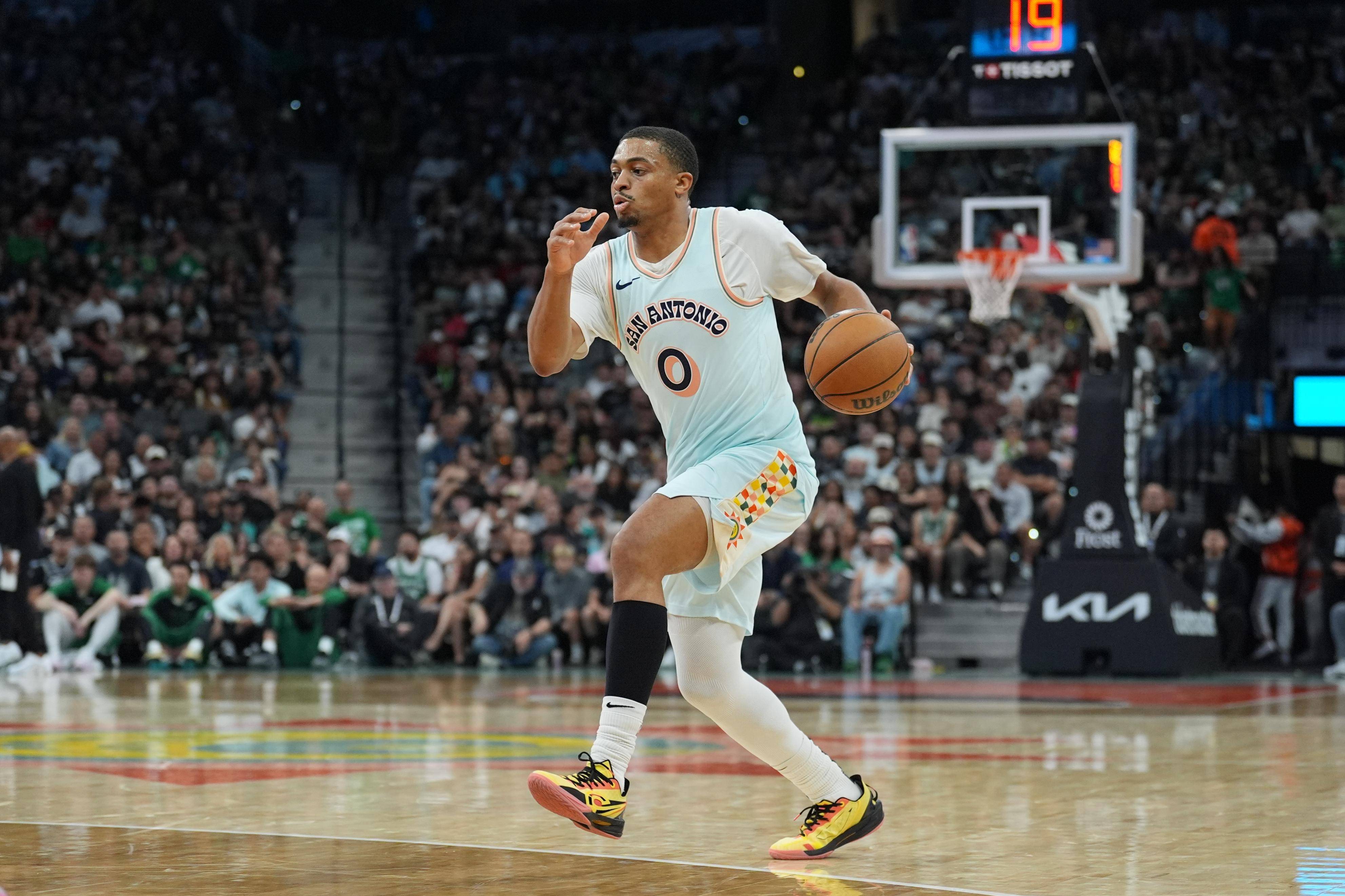 赛前体能课后，圣安东尼奥马刺刷新队史纪录备战CBA常规赛，球迷炸锅，训练强度明显提升的简单介绍