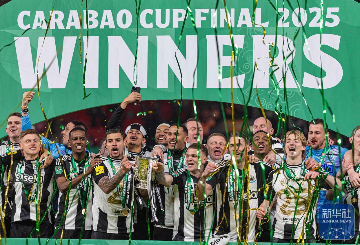 纽卡斯尔迎足总杯关键赛；赛前更衣室发声；引发热议；临场指挥获称赞的简单介绍