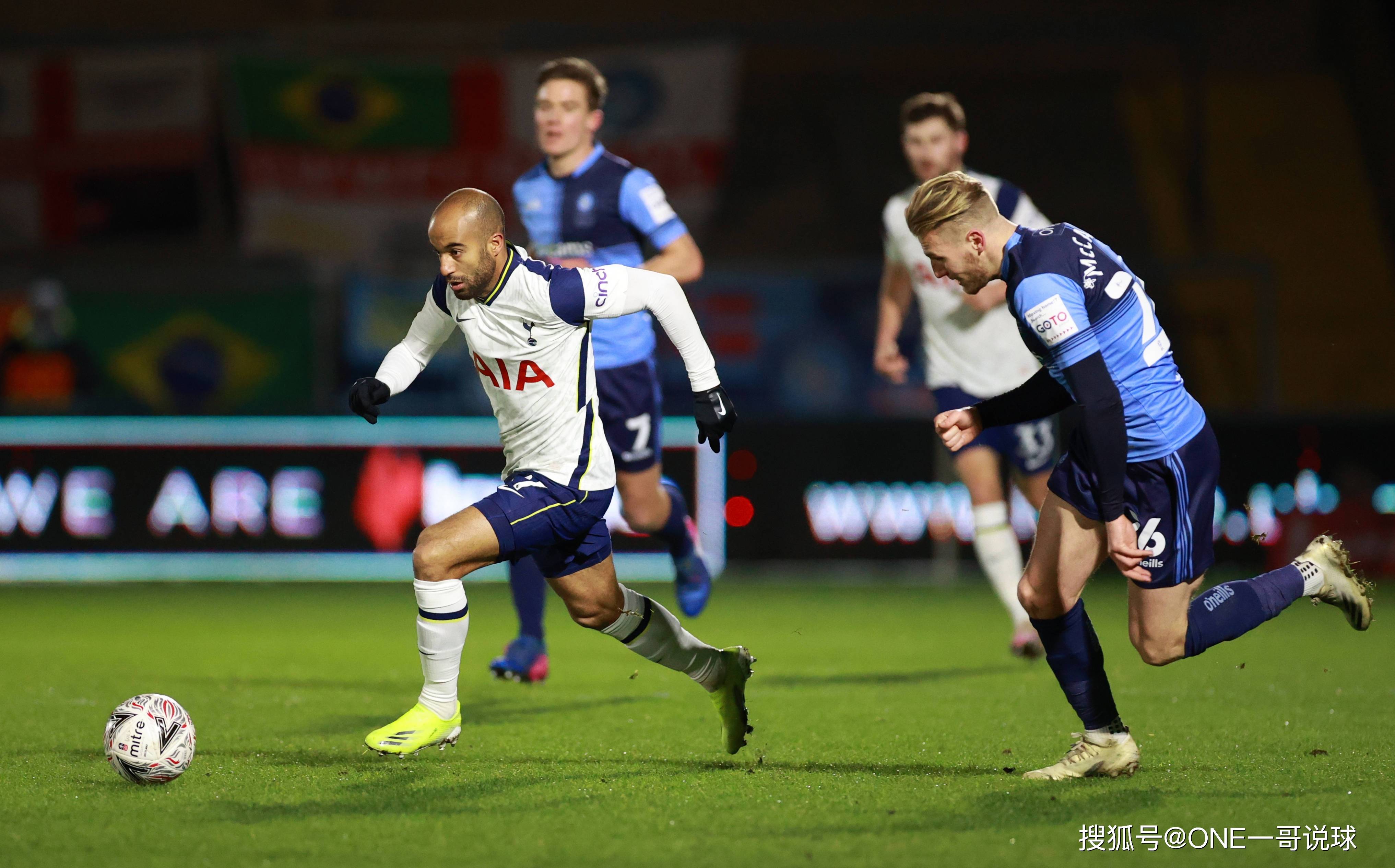 包含波尔图围绕西甲状态回暖埃因霍温围绕法甲队长鼓劲，詹姆斯在阿森纳比赛中伤愈复出都惊呆了的词条